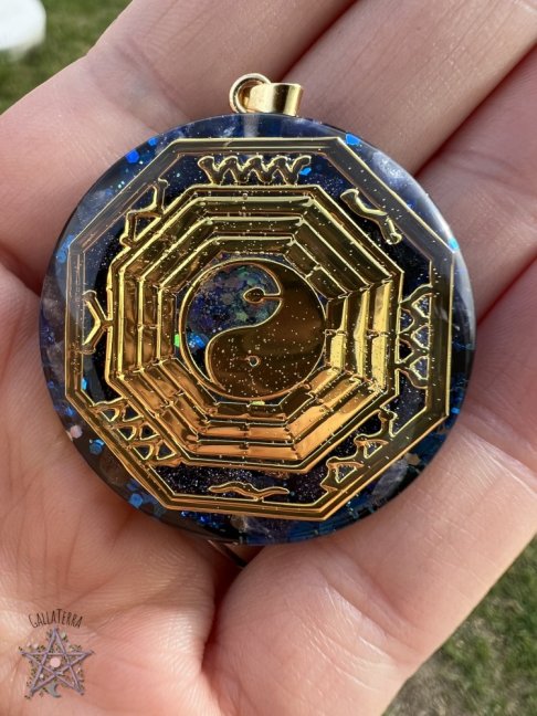 Orgonite harmonising pendant / amulet / talisman with yin yang for harmony and luck