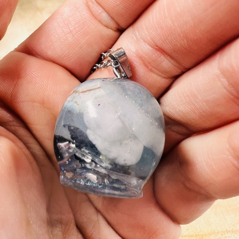 Orgonitová lebka / náhrdelník s akvamarínem - pro klid, odvahu a pravidvou komunikaci