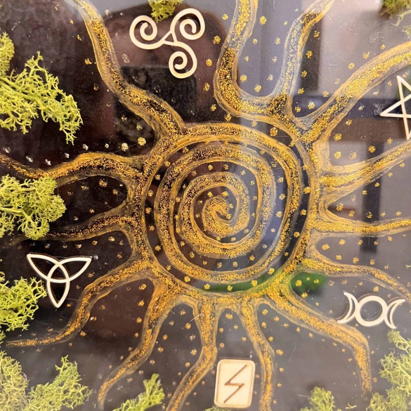 Mechový obraz s magickými symboly - Sluneční spirála