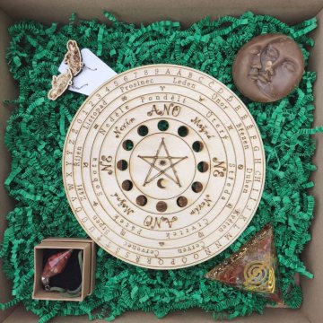 Dárkové balení ruční tvorby - podložka pod kyvadlo, orgonitové kyvadlo, orgonitový celočakrový jehlan, včelí svíčka jin jang, autorské náušnice havrani