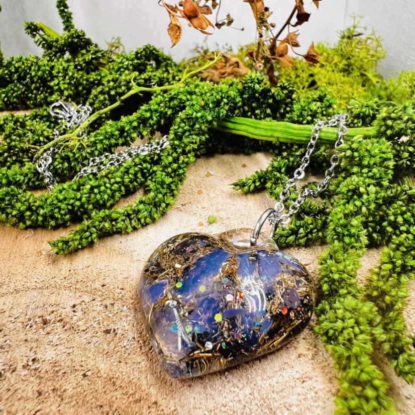 Orgonitové srdce s opály - náhrdelník pro lásku, intuici a kreativitu