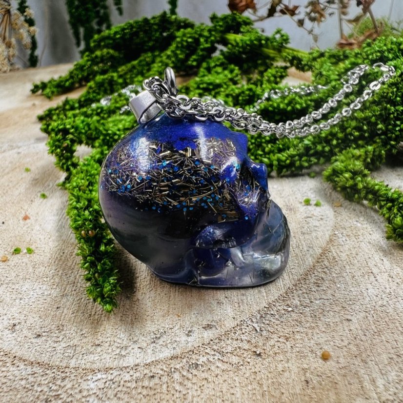 Orgonitová lebka / náhrdelník s modrým achátem - pro klid, rovnováhu a pravdu