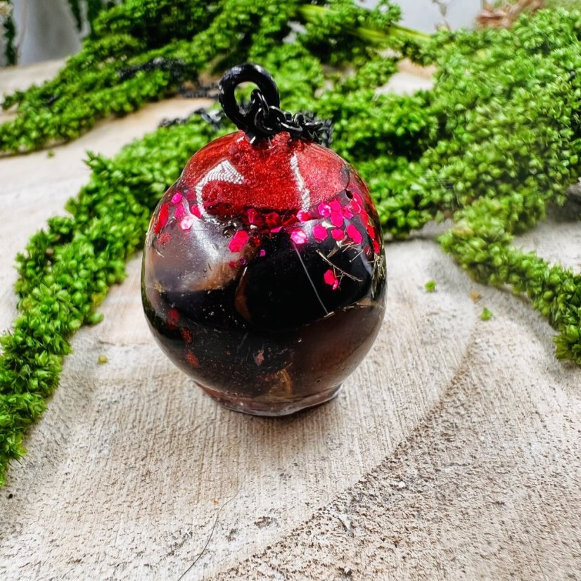 Orgonitová lebka / náhrdelník s hematitem - pro uzemnění, ochranu a pevnost