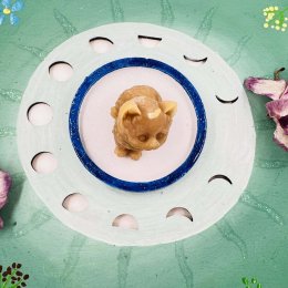 Svíčka ze včelího vosku kočka na autorské nehořlavé podložce