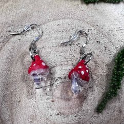 Autorské dřevěné náušnice - Muchomůrky s opály Autorské dřevěné náušnice - Muchomůrky s opály