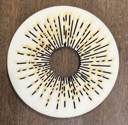 Dřevěný podtácek se symbolem slunce