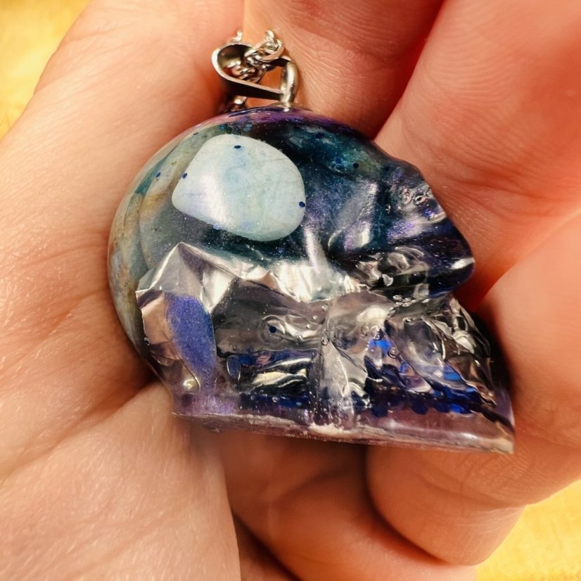 Orgonitová lebka / náhrdelník s modrým apatitem - pro komunikaci, inspiraci a jasnost