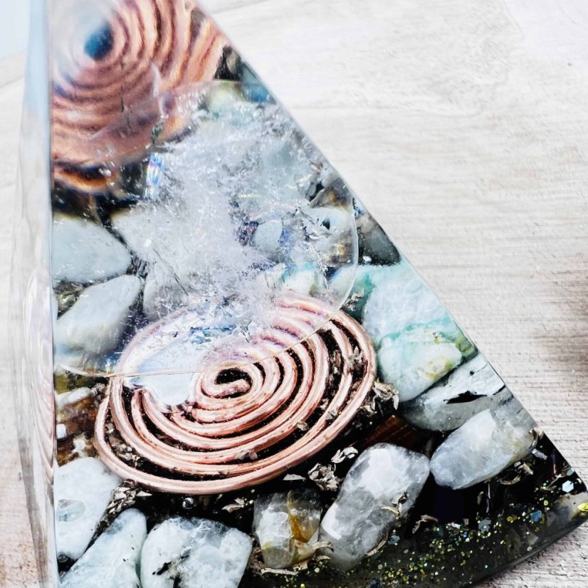 Orgonitová pyramida s křišťálem aqua aura a amazonitem pro čištění prostoru, radost, pozitivní myšlení