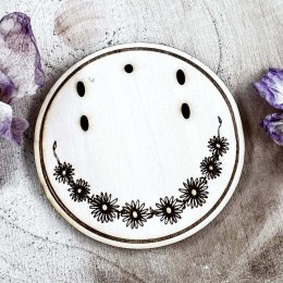 Dřevěná zdobená karta na náušnice - motiv lučních kvítků