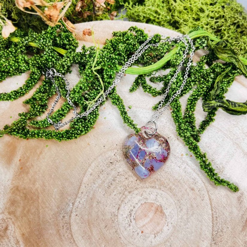 Orgonitové srdce s modrým chalcedonem - náhrdelník pro lásku, laskavost, jemnou komunikaci