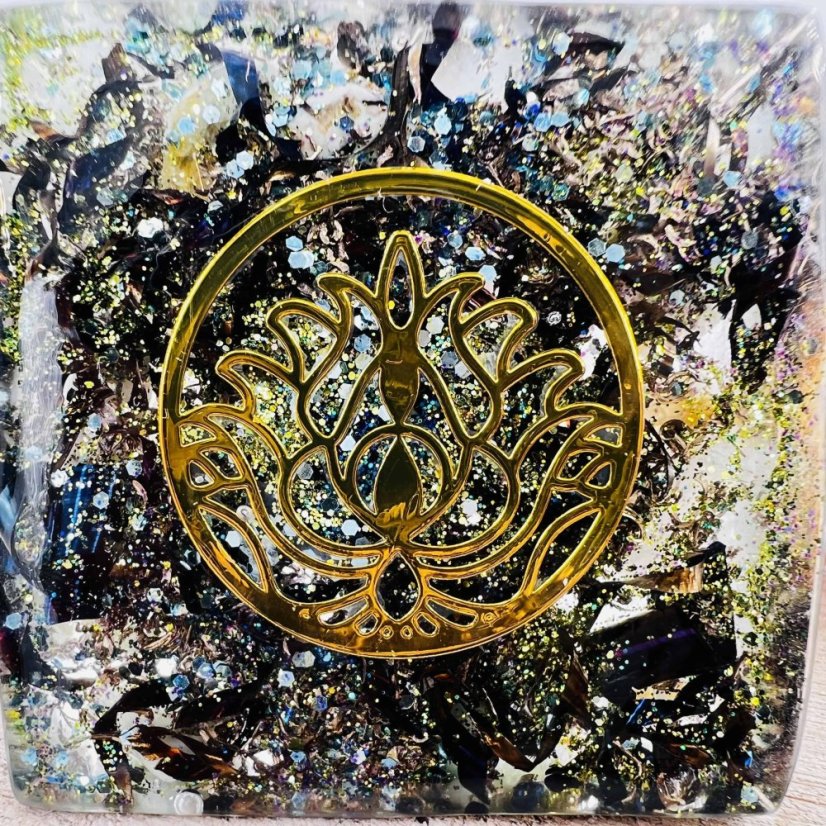 Orgonitová pyramida s křišťálem aqua aura a amazonitem pro čištění prostoru, radost, pozitivní myšlení