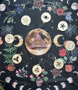 Dřevěné klíčenky s magickými symboly