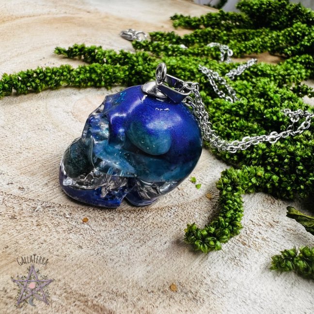 Orgonite skull pendant – for communication and inspiration