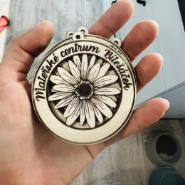 Dřevěné medaile pro mateřské centrum