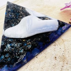 Orgonitový jehlan s chalcedonem a opálem - pro vnitřní rovnováhu a radost Orgonitový jehlan s chalcedonem a opálem - pro vnitřní rovnováhu a radost