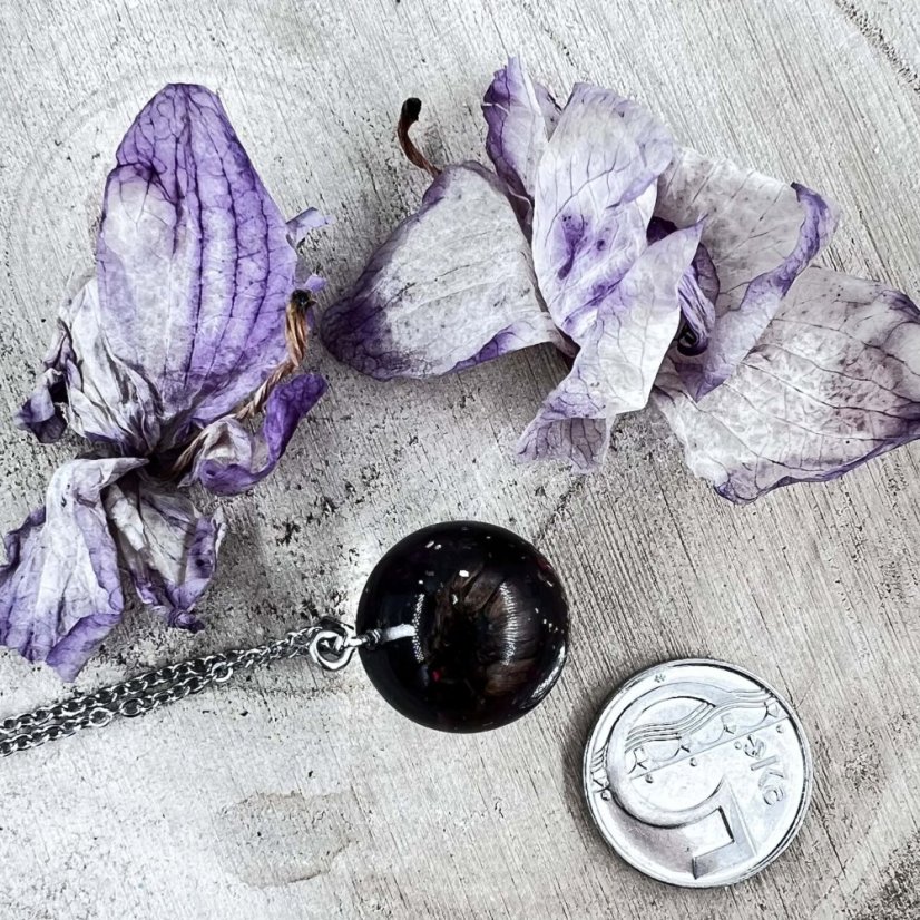 Orgonitový přívěšek s granátem a chryzantémou pro energii, vášeň, sílu