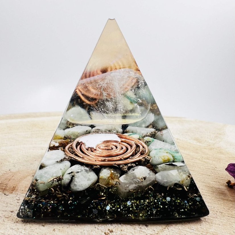 Orgonitová pyramida s křišťálem aqua aura a amazonitem pro čištění prostoru, radost, pozitivní myšlení