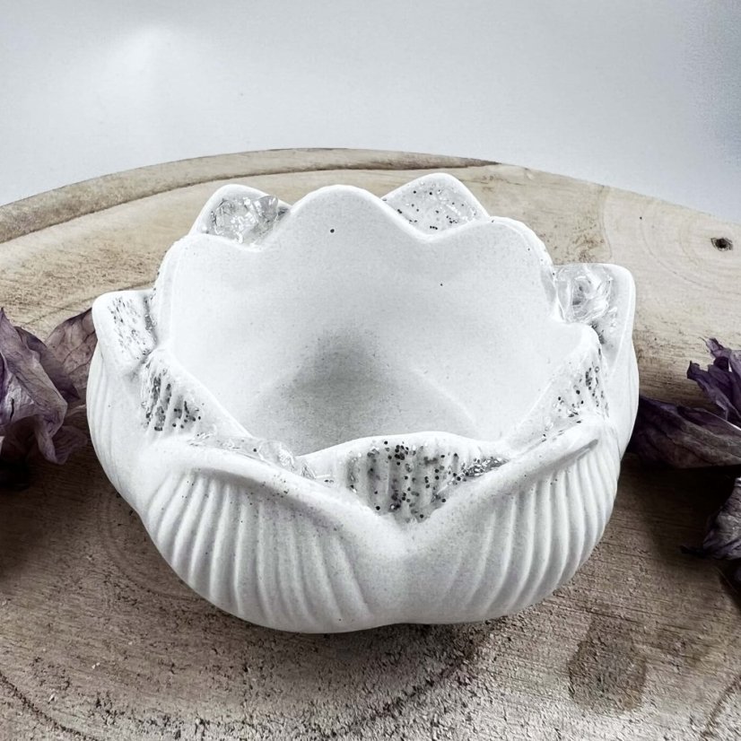 Svícen ve tvaru lotosu - s křišťálem - pro duchovní růst a harmonii