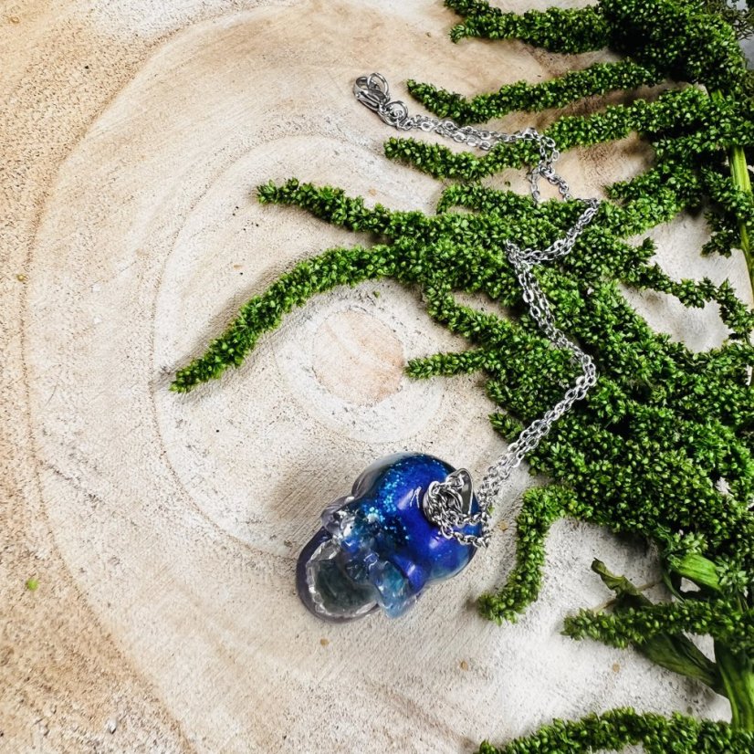 Orgonitová lebka / přívěšek s modrým apatitem - pro komunikaci, inspiraci a jasnost