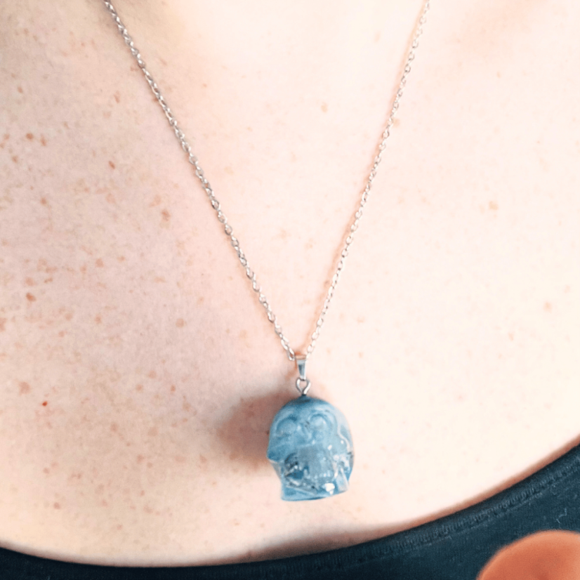 Orgonitová lebka / náhrdelník s akvamarínem - pro klid, odvahu a pravdivou komunikaci