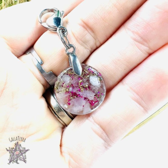 Orgonite pet jewellery - rock crystal, nephrite - gentle protection & calm