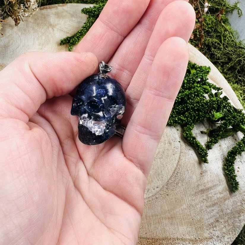 Orgonitová lebka / náhrdelník s modrým pískovcem - pro ambice, víru v sebe, světlo