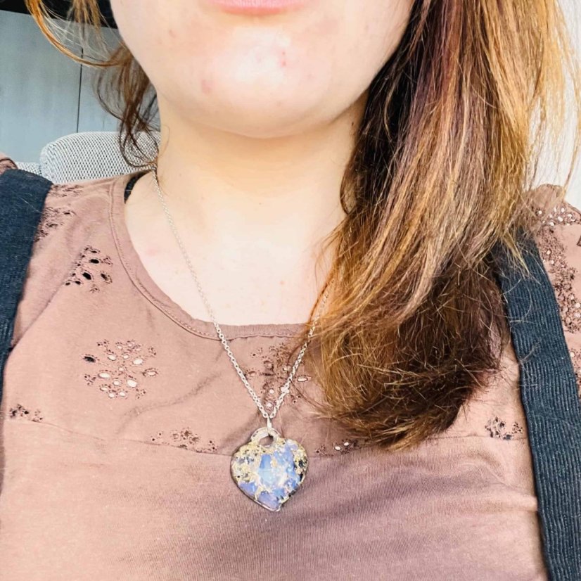 Orgonitové srdce s opály - náhrdelník pro lásku, intuici a kreativitu