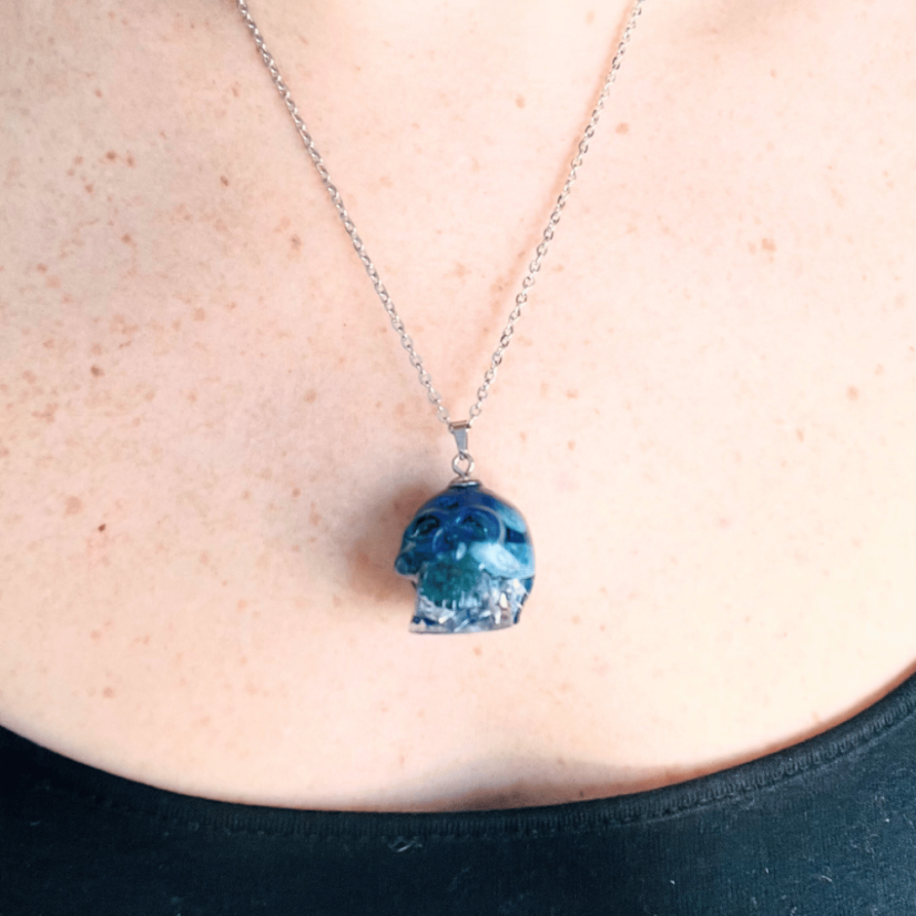 Orgonitová lebka / náhrdelník s modrým apatitem - pro komunikaci, inspiraci a jasnost