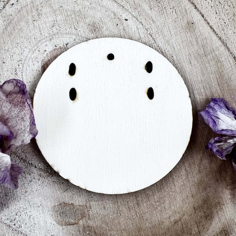 Dřevěná zdobená karta na náušnice - zadní strana