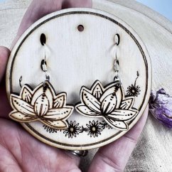 Dřevěná zdobená karta na náušnice - motiv lučních kvítků