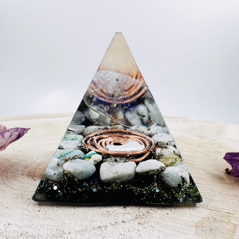 Orgonitová pyramida s křišťálem aqua aura a amazonitem pro čištění prostoru, radost, pozitivní myšlení