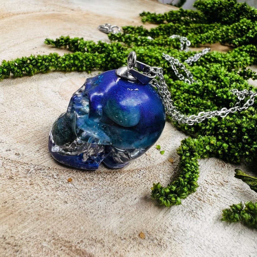 Orgonitová lebka / přívěšek s modrým apatitem - pro komunikaci, inspiraci a jasnost