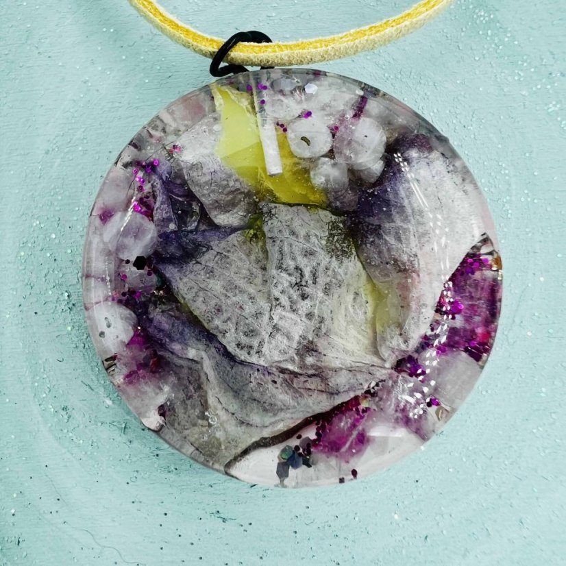 Orgonitový přívěšek / amulet / talisman s květem orchideje pro lásku, přátelství a štěstí