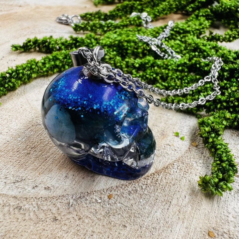 Orgonitová lebka / přívěšek s modrým apatitem - pro komunikaci, inspiraci a jasnost