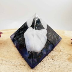 Orgonitový jehlan s chalcedonem a opálem - pro vnitřní rovnováhu a radost Orgonitový jehlan s chalcedonem a opálem - pro vnitřní rovnováhu a radost