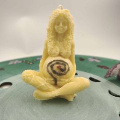 Přírodní rituální svíce Gaia - bohyně Zěmě - žlutá Přírodní rituální svíce Gaia - bohyně Zěmě - žlutá