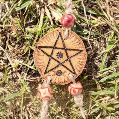 Dřevěný pentagram - ochranný talisman na cesty