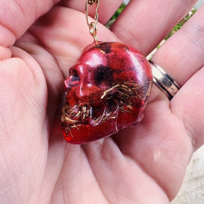 Orgonitová lebka s červeným jaspisem - pro sílu, ochranu a transformaci