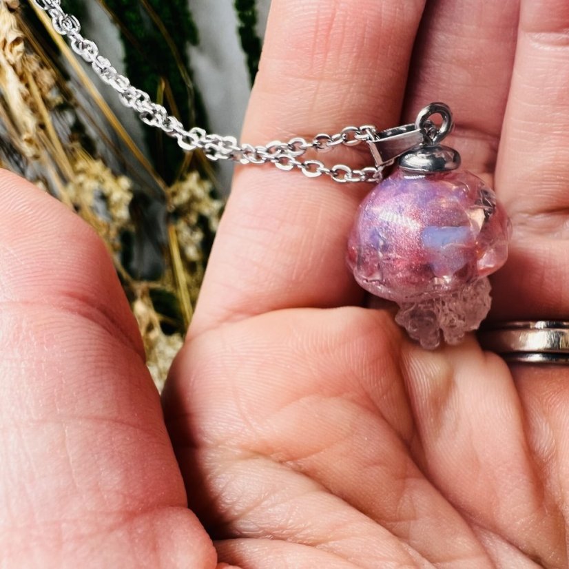 Orgonitová medúza / náhrdelník s opály - pro kreativitu, jemnost, intuici