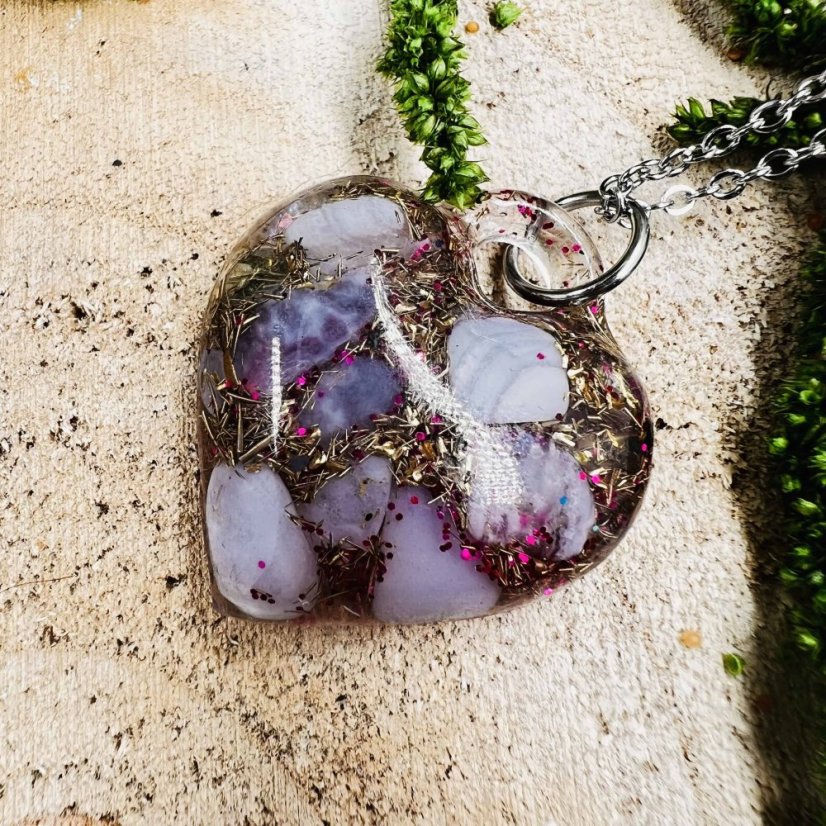 Orgonitové srdce s modrým chalcedonem - náhrdelník pro lásku, laskavost, jemnou komunikaci