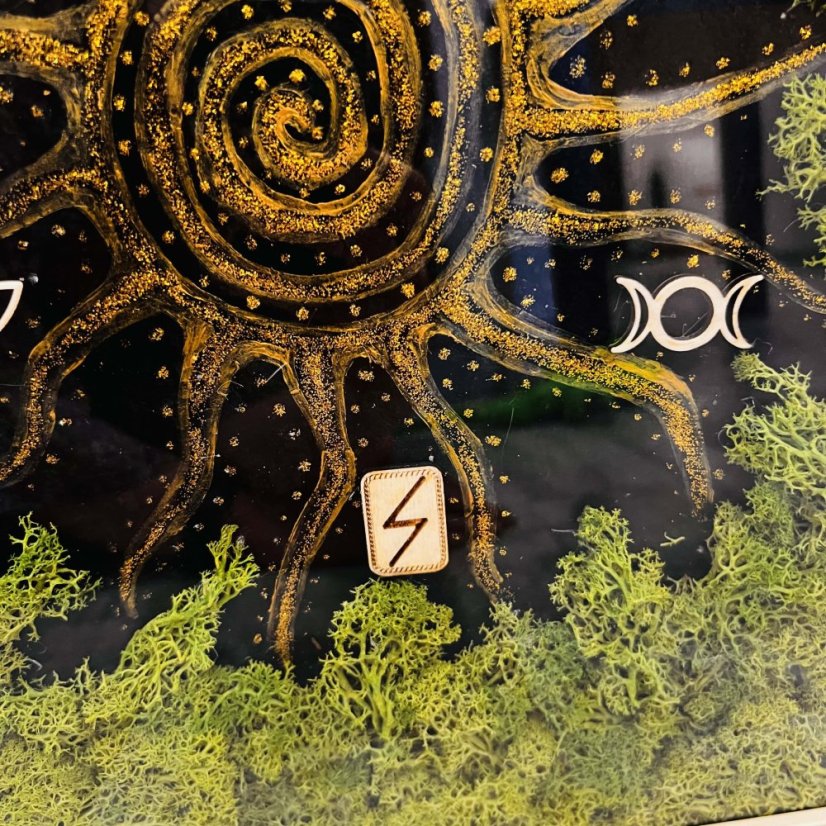 Mechový obraz s magickými symboly - Sluneční spirála