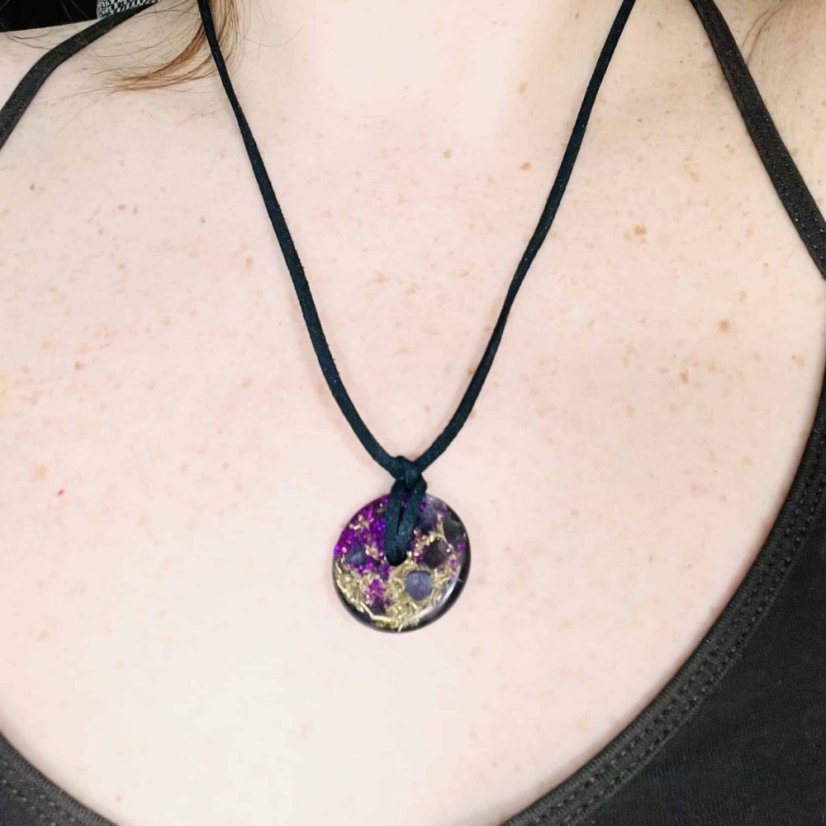 Orgonitový šperk / amulet / talisman s fluoritem - pro ochranu mysli, intuici a koncentraci