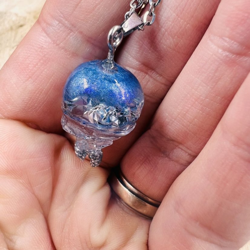 Orgonitová medúza / náhrdelník s opály - pro kreativitu, jemnost, intuici