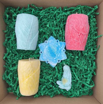 Dárkové balení ruční tvorby - 3x čakrová přírodní svíce list, přírodní svíce Gaia, podložka pod svíčku mandala