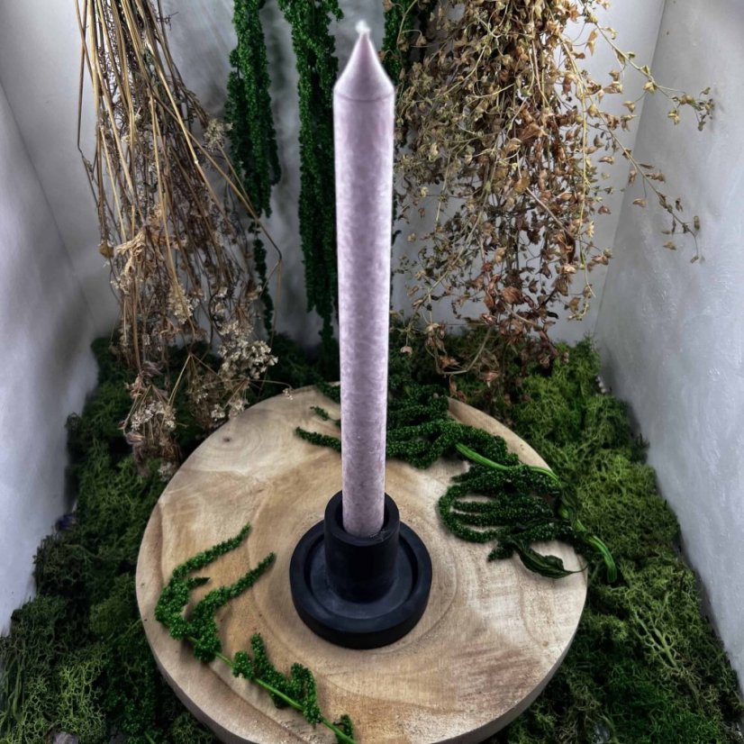 Přírodní rituální svíce dlouhá - něžně fialová - zklidnění, intuice, transformace - s naším ručně vyrobeným svícnem