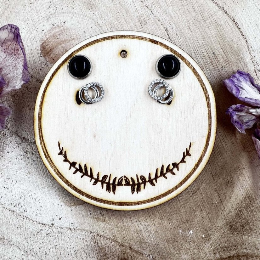 Dřevěná zdobená karta na náušnice - motiv lístků