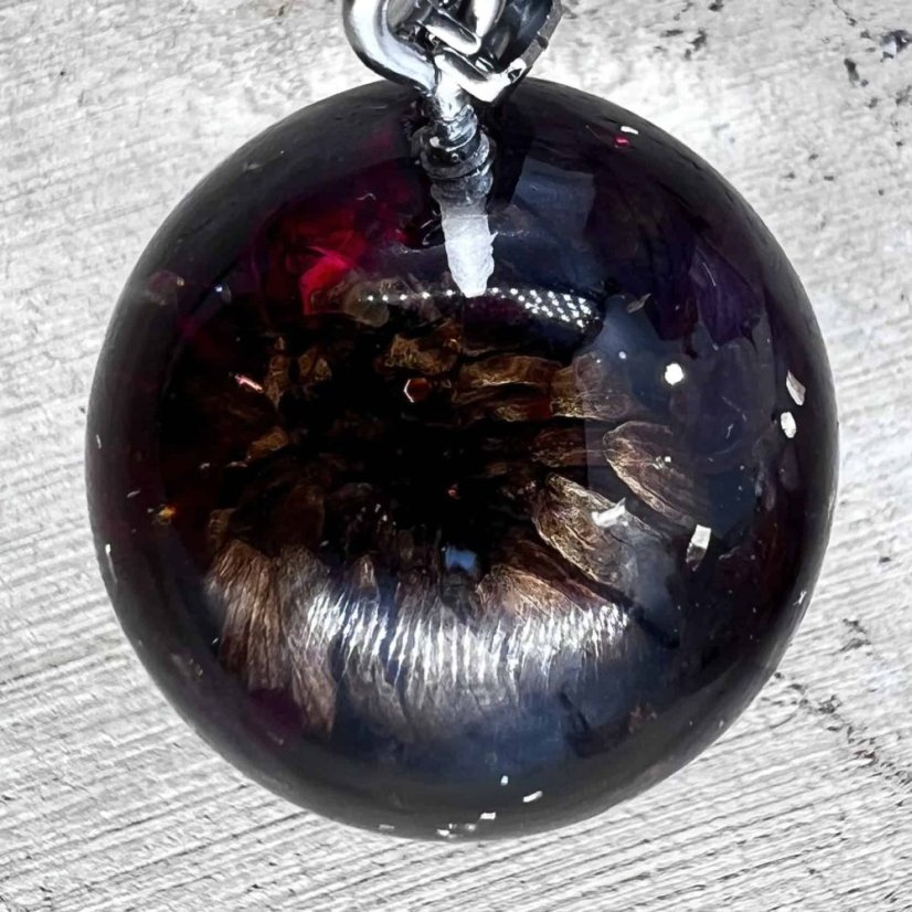 Orgonitový přívěšek s granátem a chryzantémou pro energii, vášeň, sílu