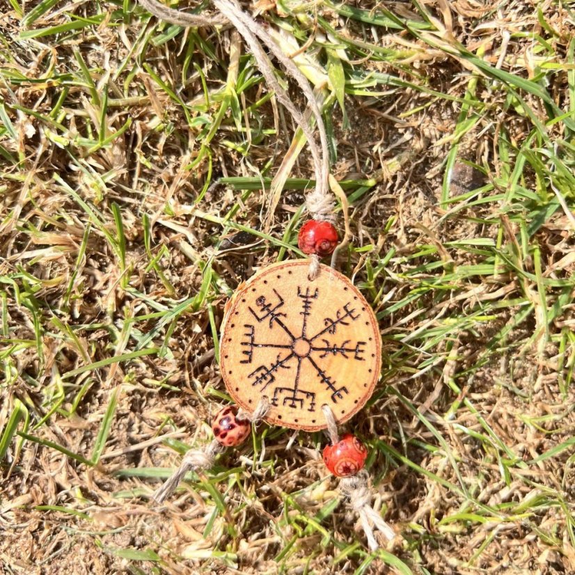 Talisman - ochrana na cestách - Vegvisír a Wunjo