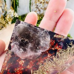 Orgonitový jehlan s křemenem a českým granátem - vitalita a síla