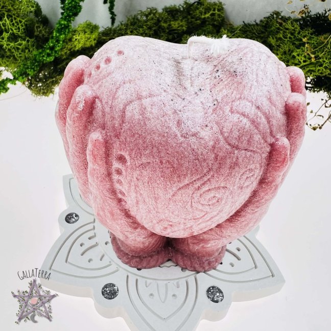 Přírodní svíce - srdce v dlaních - tmavě růžová
